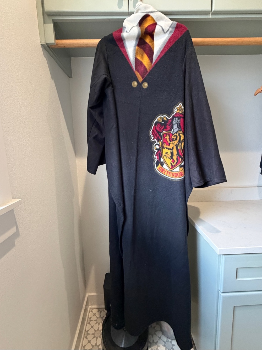 Gryffindor Hogwarts Robe Fleece SNUGGIE blanket with Tie and crest Graphic